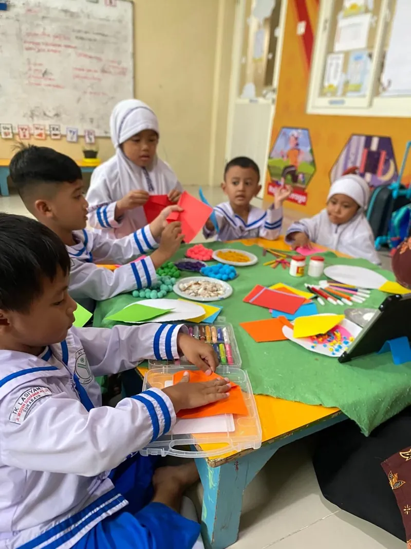 Siswa berkegiatan di sentra