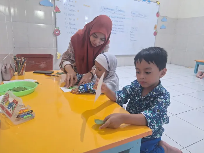 Guru mendampingi siswa berkegiatan