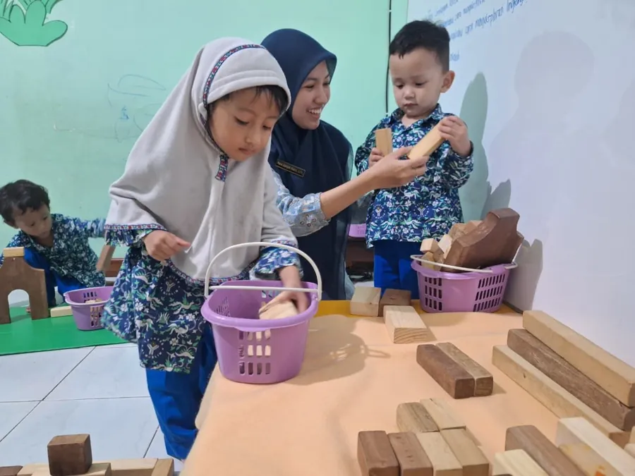 Siswa Lasiyam bermain balok bersama guru