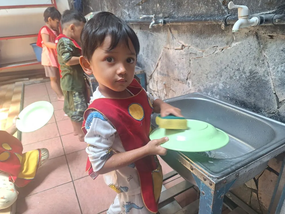 Siswa KB mencuci piring