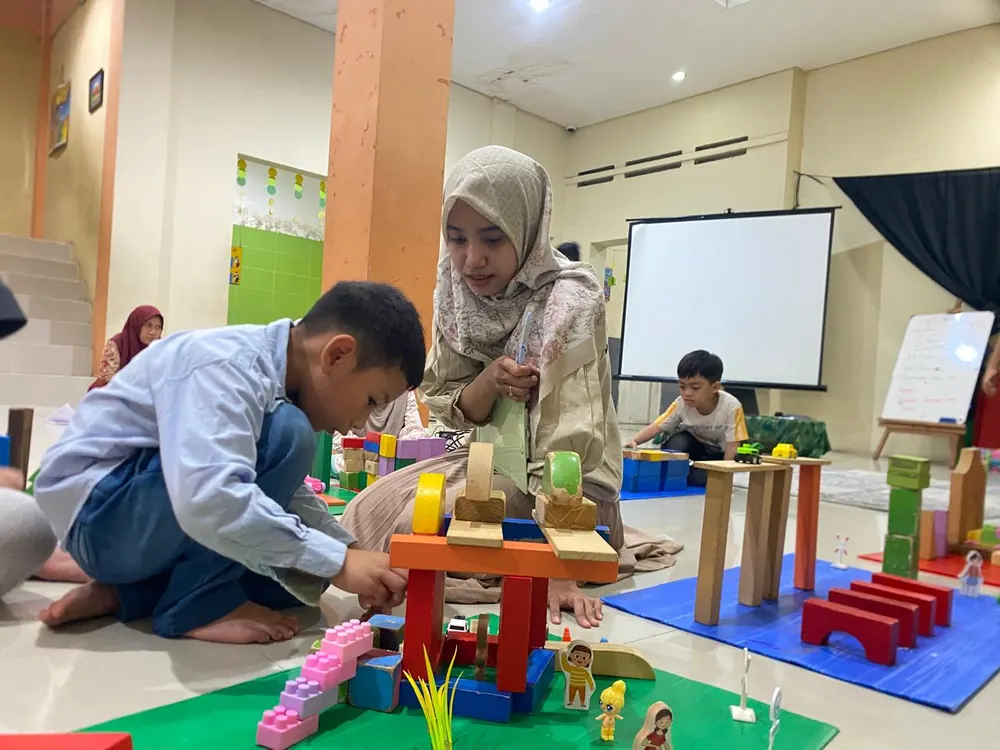 Guru mendampingi anak