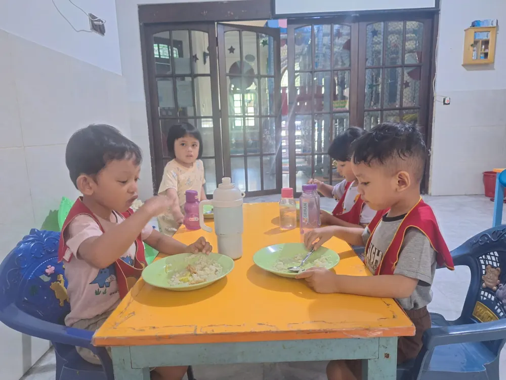 Makan siang bersama di KB