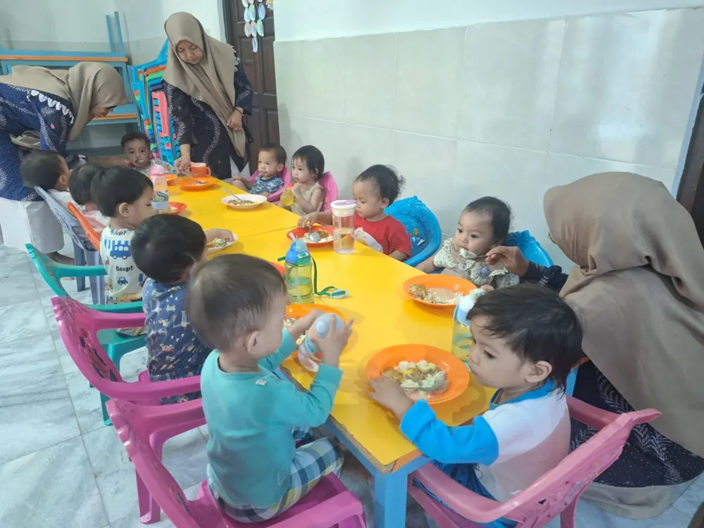 Makan bersama di TPA